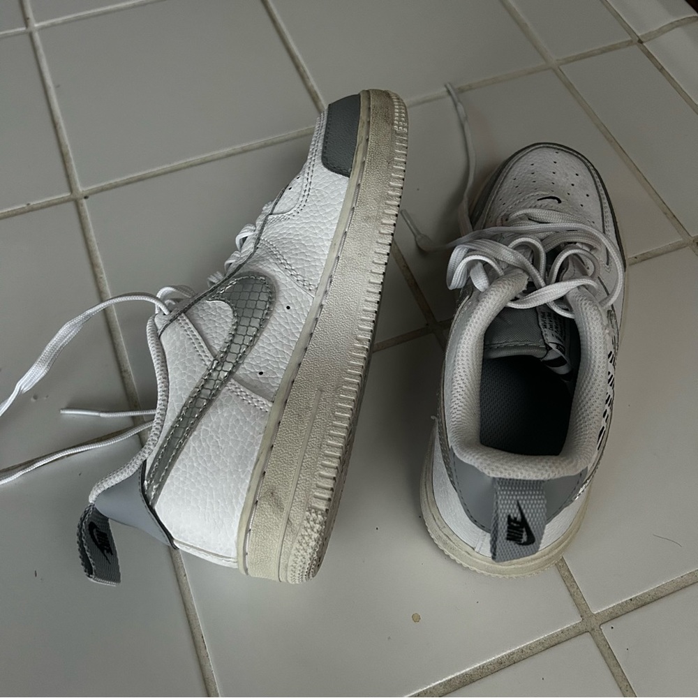 Kids white grey Air Force 1 Nike in great shape kids child size 2 Y silver beige - Picture 2 of 16